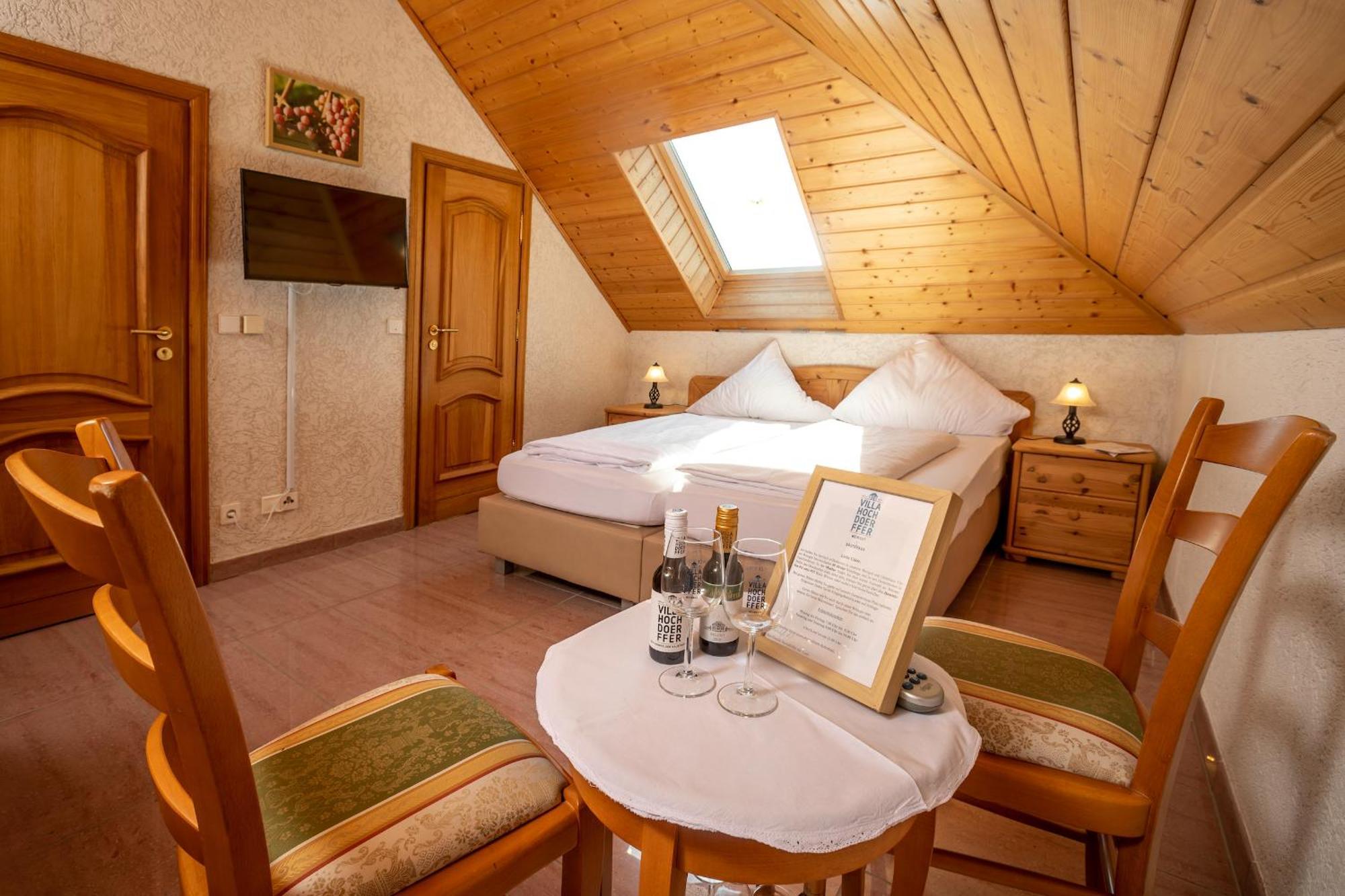 Villa Hochdoerffer Gaestehaus ลันเดาอินแดร์ฟัลซ์ ภายนอก รูปภาพ